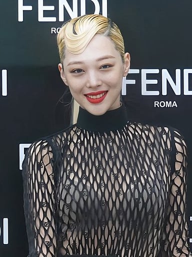 With which company did Sulli sign a record deal?