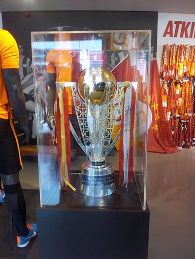 Besides Galatasaray, which other club has won more than 15 Süper Lig titles?