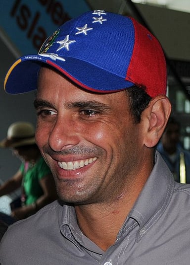 Which actor did Capriles date between his first and second tenure as Mayor?