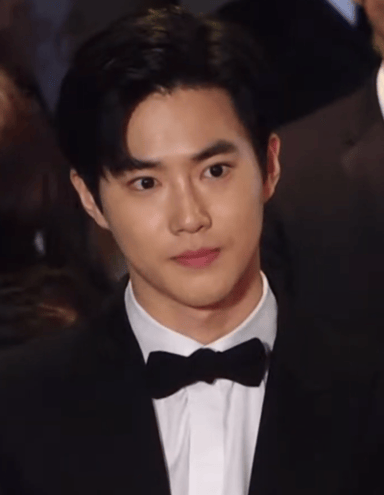 What color eyes does Suho have?