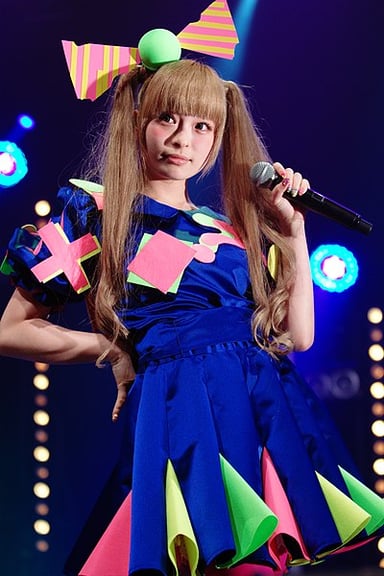 Which record label did Kyary sign a distribution deal with to release her music in America in 2013?