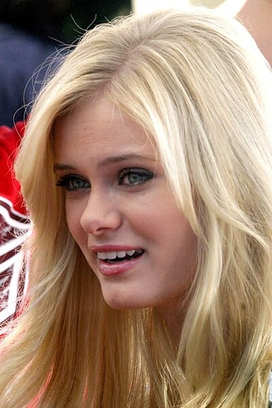 Sara Paxton's parents are of which descent?