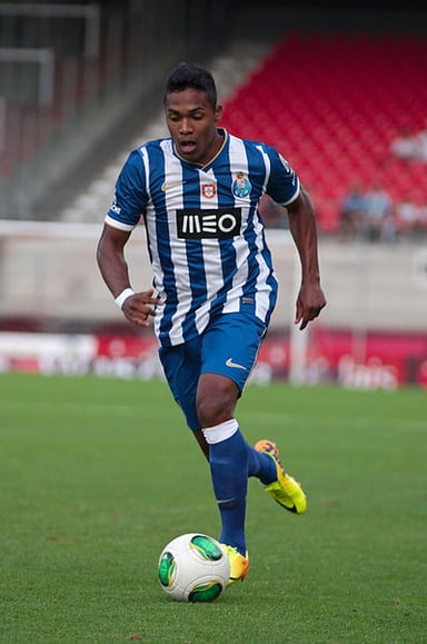 What primary color features in the home kit of Alex Sandro's national team?