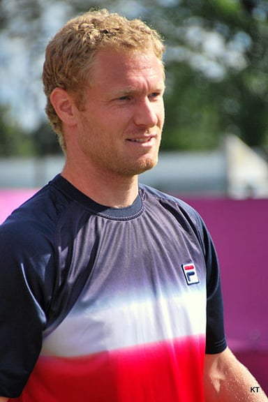 What type of racquets did Tursunov use during his career?