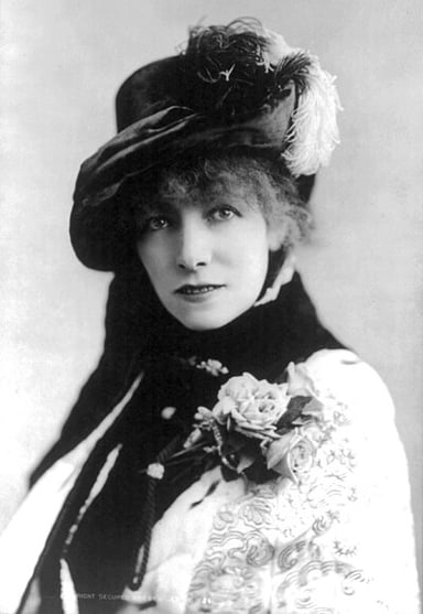 What is the location of Sarah Bernhardt's burial site?