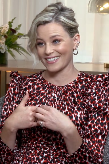 In which film series does Elizabeth Banks play a producer and commentator?