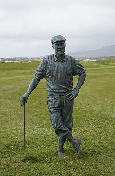 What was Payne Stewart's distinctive golf attire a throwback to?