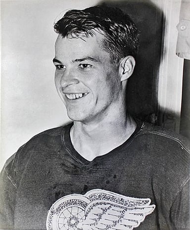 Howe played professional hockey in how many different decades?