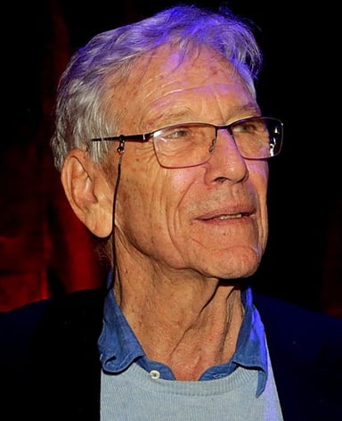 In what language did Amos Oz primarily write?