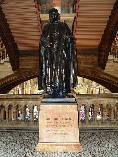 In which city was the Natural History Museum established by Richard Owen?