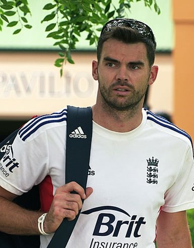 What is James Anderson's bowling style?