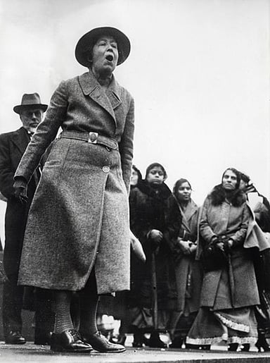 What relation had Sylvia Pankhurst to the suffragette movement’s leadership?