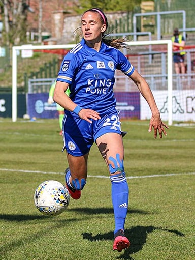 Does Ashleigh Plumptre play as a Centre-back in football?