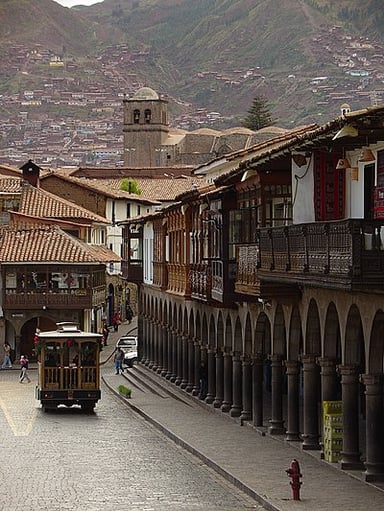 What is the name of the fortress located on the outskirts of Cusco?