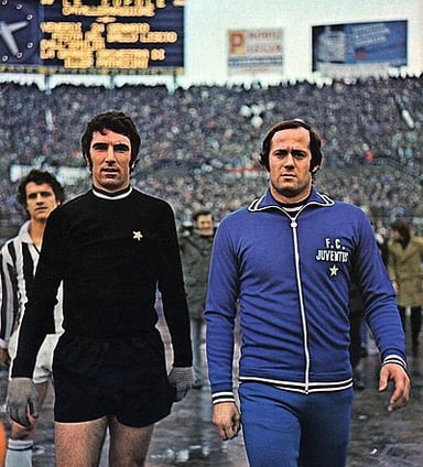 How many international caps did Zoff earn for Italy?