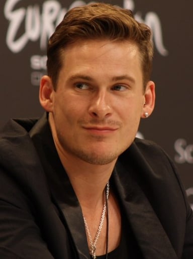 Is Lee Ryan a member of a girl band?