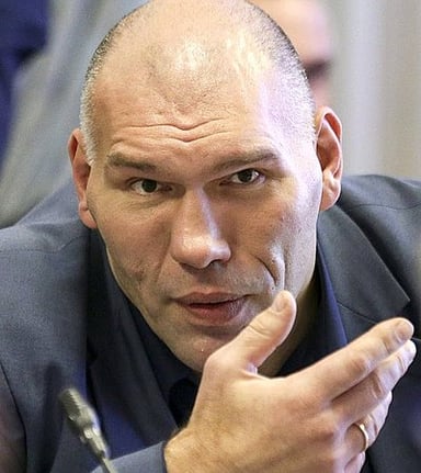 How many professional fights did Valuev lose?