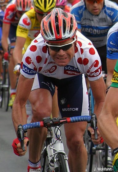 What professional sport did Cadel Evans compete in?