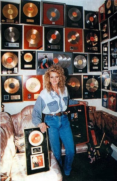 What was the name of Bonnie Tyler's 1983 UK chart-topping album?