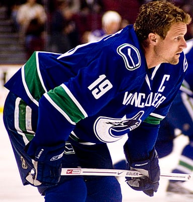 Näslund's jersey belongs to which number with the Canucks?