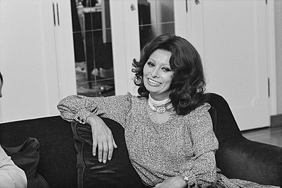 Who encouraged Sophia Loren to enroll in acting lessons?