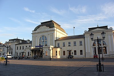 Which cultures heavily influenced Tarnów's architecture?
