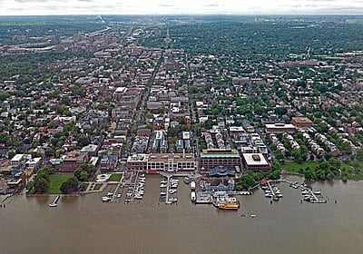 What is Alexandria, Virginia's rank in terms of income among independent cities in Virginia?