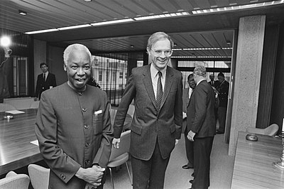In which year did Julius Nyerere support Tanzania's transition to a multi-party system?