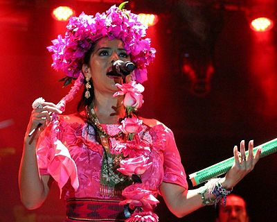 Which language Lila Downs does NOT speak?
