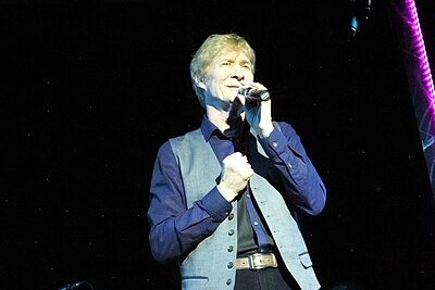 Which British rock band was Paul Jones the original lead singer for?