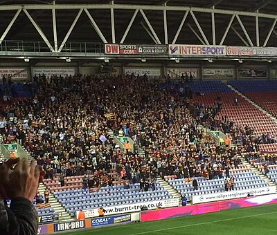 What is the capacity of the John Smiths Stadium, where Huddersfield Giants play their home games?