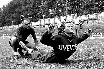 In which year did Giampiero Boniperti begin his professional football career?