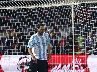 In which year did Higuaín retire from international football?