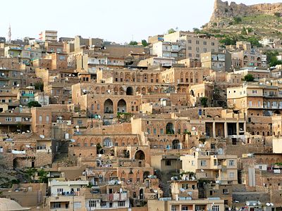 What type of landscape surrounds Mardin?