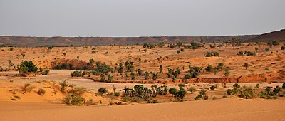 On which river is Niamey primarily situated?