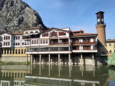 What type of tombs can be found behind the Yalıboyu houses in Amasya?