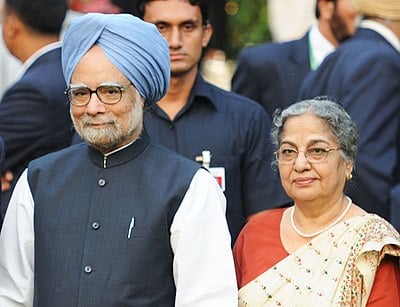What academic degree has Manmohan Singh achieved?