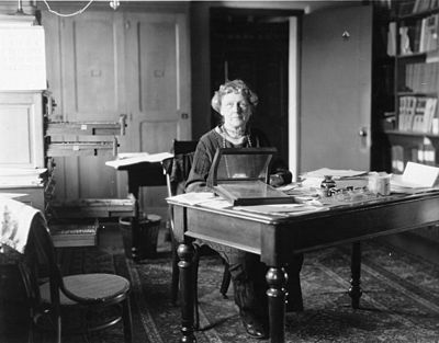 What did Annie Jump Cannon study to categorize stars?