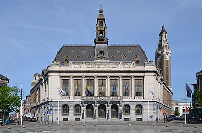 What is the name of the large public square in the center of Charleroi?
