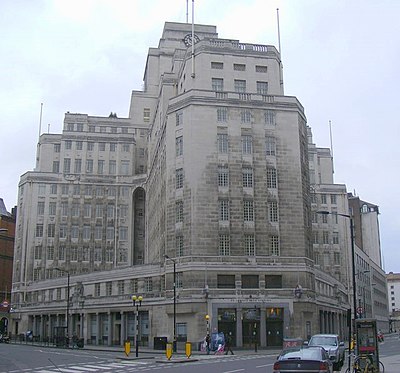 Which university's Senate House did Holden design?
