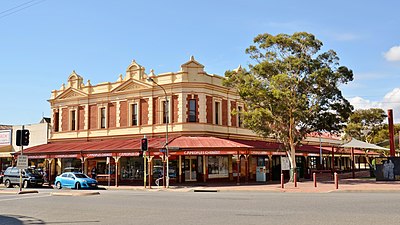 Which major city is closest to Broken Hill?