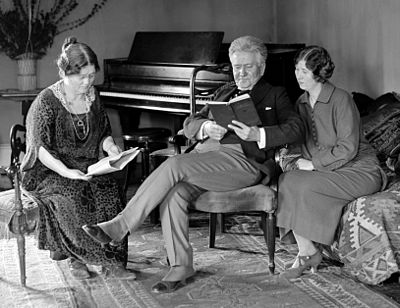 Which president's foreign policy caused a split between him and La Follette?