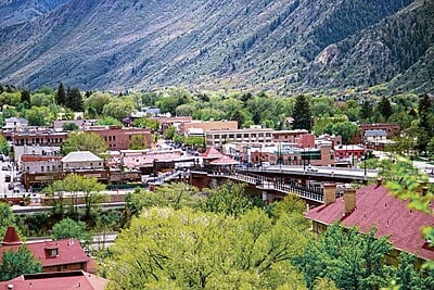 What is the name of the cave in Glenwood Springs that has a hot springs vapor?