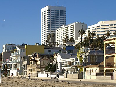 Which famous pier is located in Santa Monica?