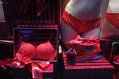 What annual event did Victoria's Secret hold from 1995 to 2018?