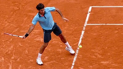 What are Roger Federer's playing hands?[br](Select 2 answers)