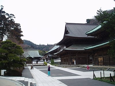 Who established the Kamakura shogunate?