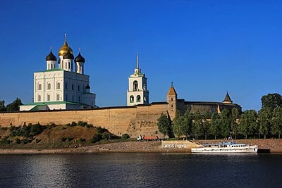 What is the traditional architectural style of Pskov?