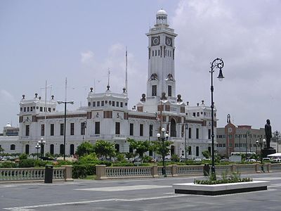 What is the neighboring municipality of Veracruz?