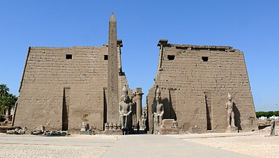 What is the primary mode of transportation for tourists in Luxor?
